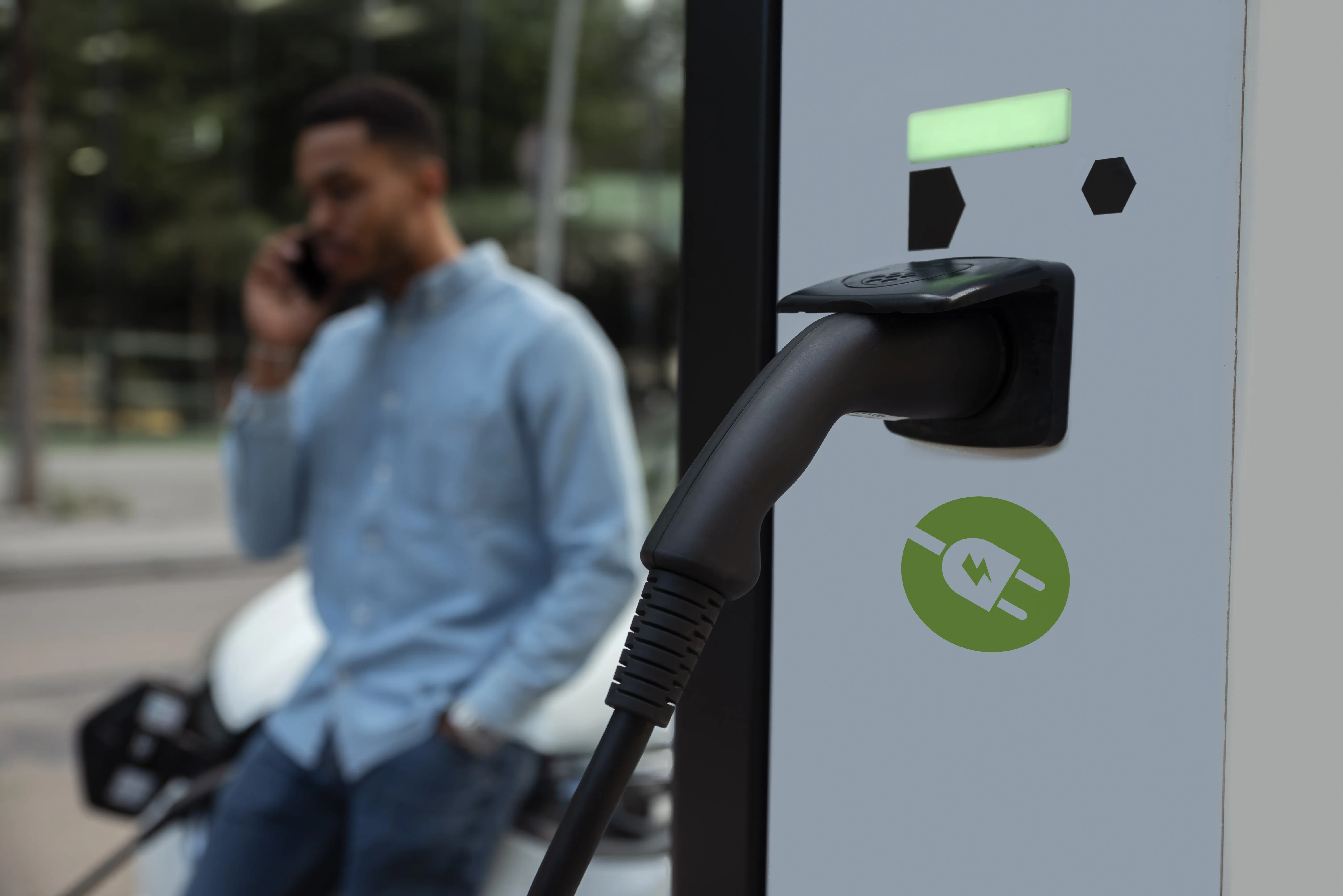 Image installateur borne de recharge 2 conformes et adaptees aux vehicules electriques